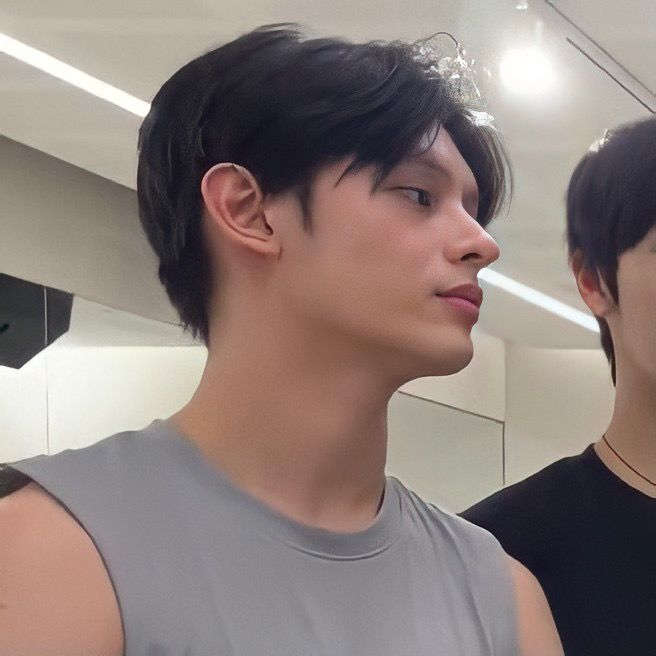 Rificoer's tweet photo. @dihwen @THEOGBLACKMAMBA or maybe you learn the concept of people being genetically blessed and undergoing puberty 
(him as a trainee) https://t.co/FyZCCNiEh8