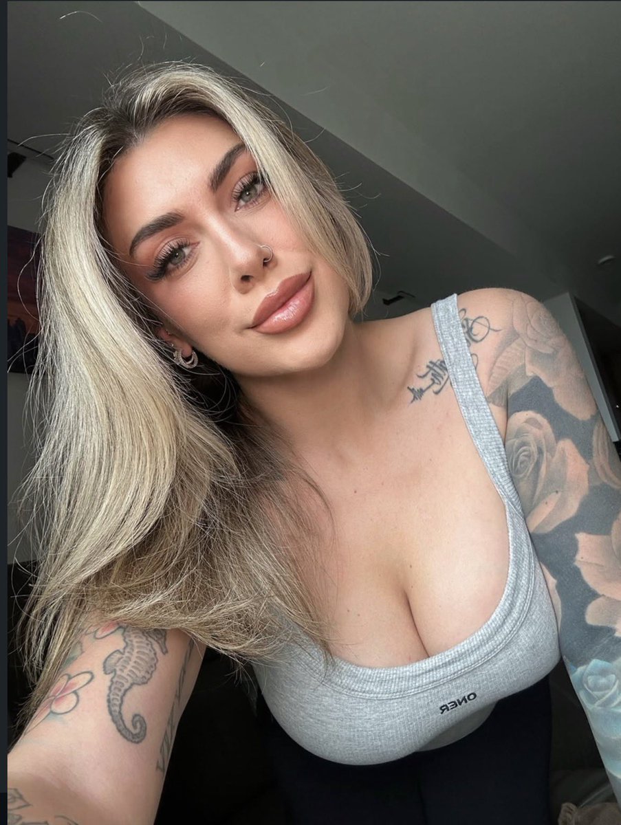 AnaLordeyd88's tweet photo. What was the first thing you noticed about me? 🥰🥰 https://t.co/E4UrFrSC6M