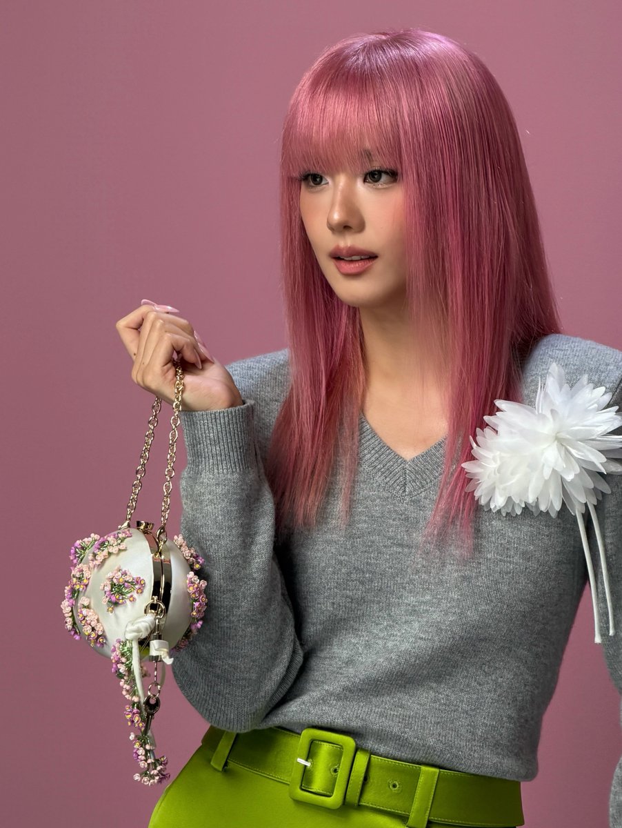 WORLDMUSICAWARD's tweet photo. #JISOO looks gorgeous in new behind-the-scenes pics from her Self-Portrait campaign...💪👸🏻🌟🤩😍🆕📸✨🌸🖤

"L O V E @.mrselfportrait 💜" 

@officialBLISSOO 
@BLACKPINK https://t.co/AEBWpr4U74