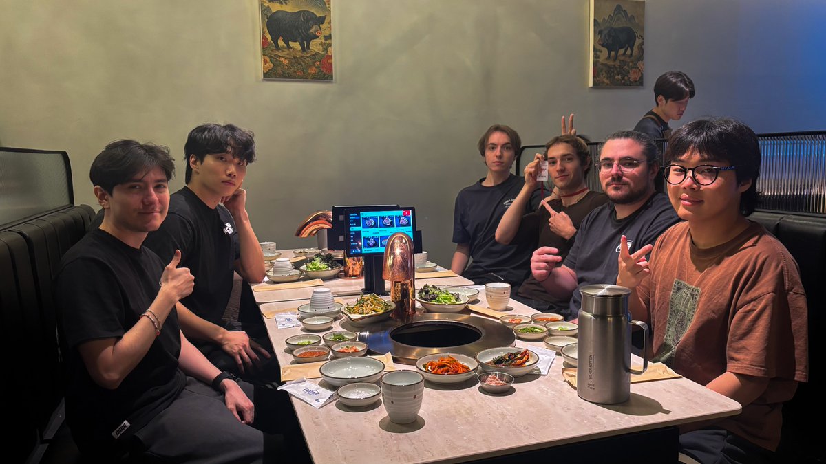 KarmineCorp's tweet photo. Les scrims s'enchaînent, la préparation porte ses fruits, le groupe vit bien. #KCORP 

Petite photo au Korean BBQ pour en témoigner 👍🇰🇷 https://t.co/RVoACILJMA
