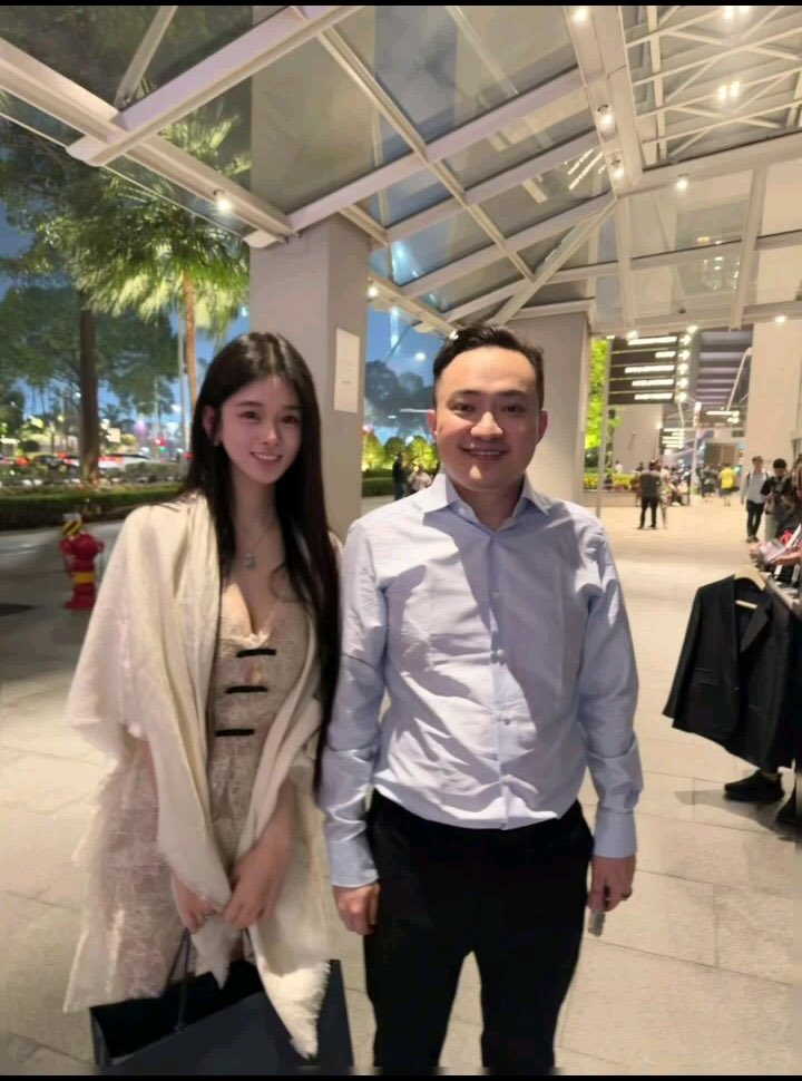 daxiniu1's tweet photo. 孙割看着也不是很矮，
这是抖音网友晒��的，
在新加坡偶遇孙割。
这个抖音女主播身高172厘米。 https://t.co/WkW38WxhHw