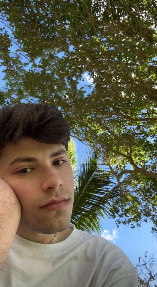 LavishDweam's tweet photo. Yk if I wasn’t in this fandom and knew nothing about George, I’d probably think he was Mexican. Genuinely, that is the most Mexican looking Brit I’ve ever seen https://t.co/N0tBcsof21