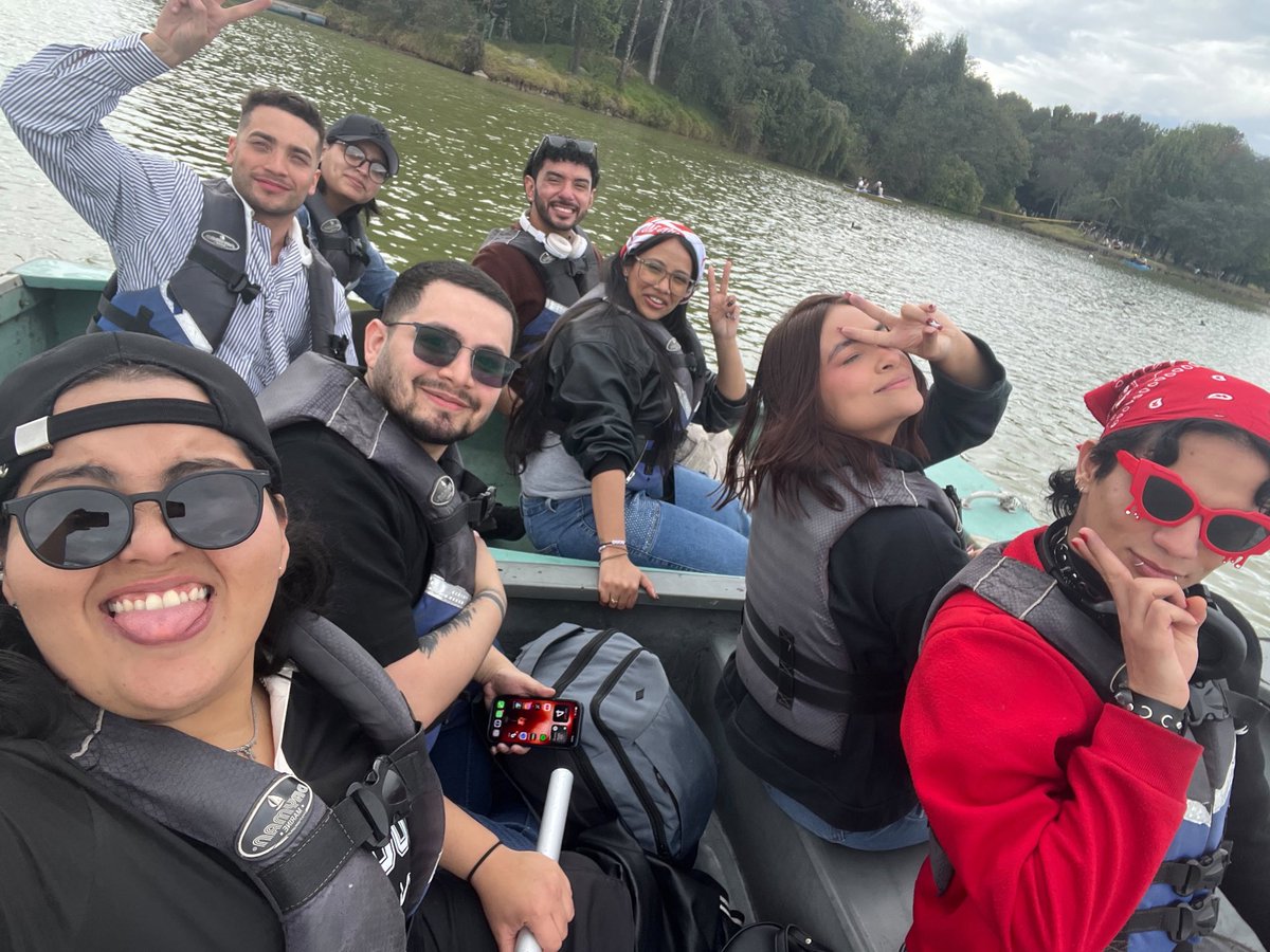 Ruben_frg's tweet photo. Viaje a Bogotá me encontré con gente linda que tenía años sin ver, se comió rico y mi hermana cumplió su sueño de ver a BTS. Todo esto gracias a Dios. https://t.co/WM2lle0mJp