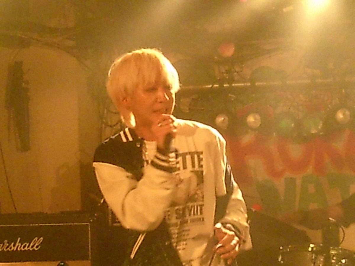 mvJBjRCuK81SRFc's tweet photo. 気になったのでこの日のライブに行きました。
韓国のバンドを生で視るのはチャン・ギハと顔たち以来になる。素晴らしすぎる。コラボも最高だった。いつも、K-POPを聴いている人はこのバンドの曲を聴いてほしい。
#シモダコータ
#POSTPANIC
#포스트패닉
#ポストパニック
#下北沢ろくでもない夜 https://t.co/MEIC6mgY9X
