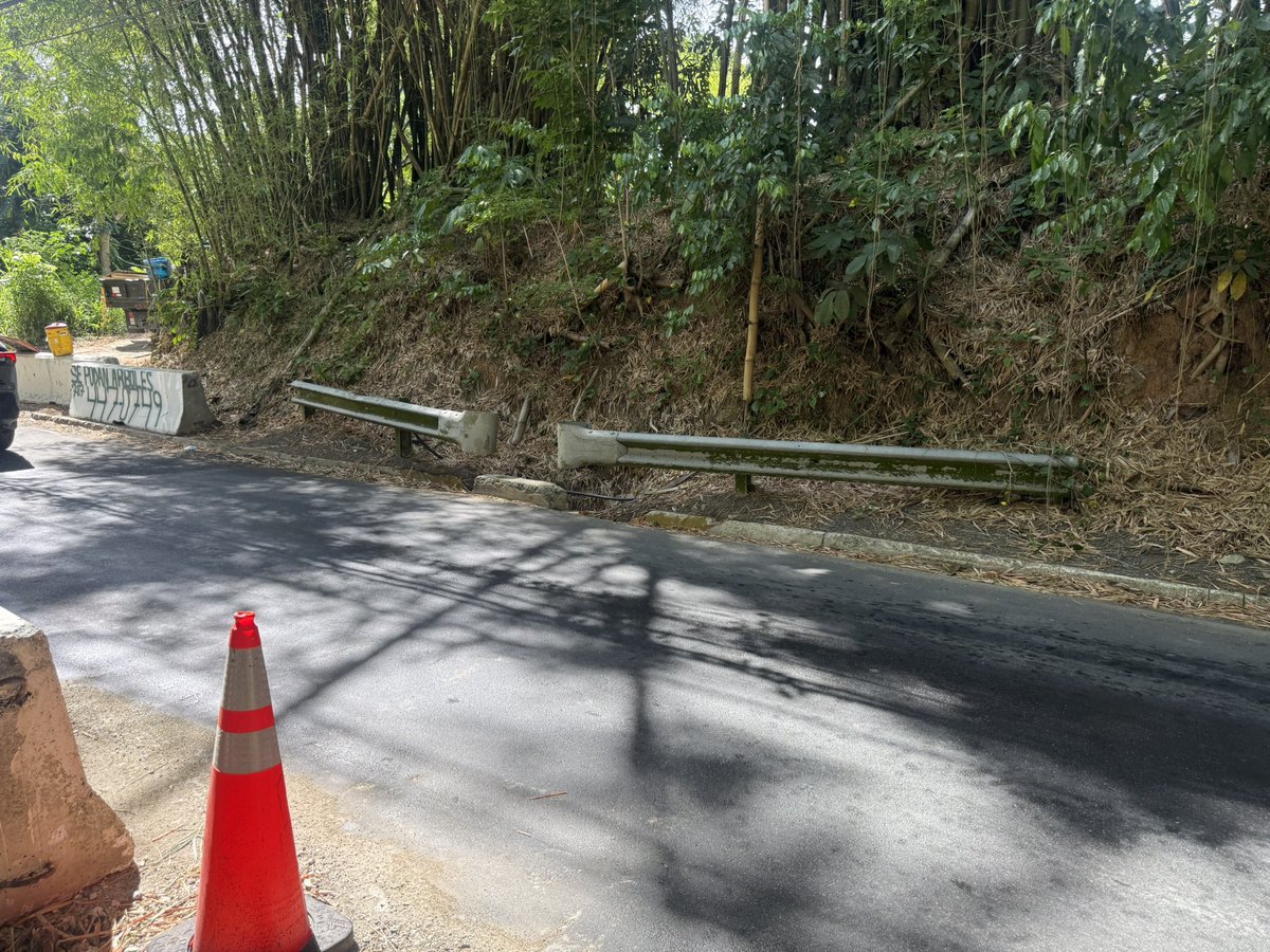 RepJorgeNavarro's tweet photo. Cuando se trabaja, los resultados se ven en la calle.

Seguimos recorriendo los campos de San Juan, esta vez en el camino Los Romero, en Caimito, donde ya se asignaron $90,000 de la Cámara de Representantes, con la participación de la senadora Nitza Morán, para atender una necesidad real de esta comunidad.

Los recursos permitirán la reconstrucción de la acera, la reparación de las alcantarillas y el destape de la tubería del área.

Esto es gestión: identificar el problema, conseguir los recursos y asegurarnos de que la obra se haga. Porque las comunidades no necesitan promesas; necesitan resultados y seguimiento.

Seguimos en la calle, seguimos dando cara y seguimos trabajando por nuestro distrito.

#ElCorreCamino
#Caimito #SanJuan #Gestión #Resultados