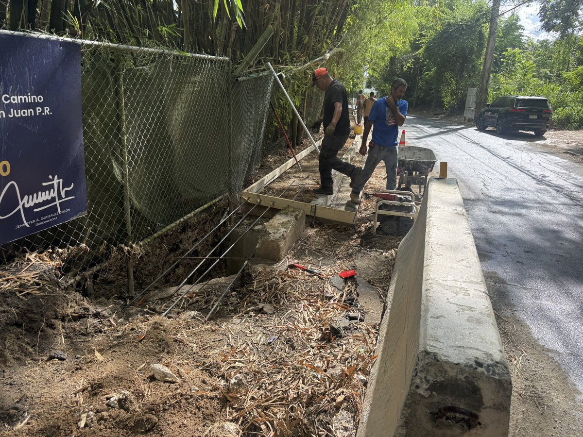 RepJorgeNavarro's tweet photo. Cuando se trabaja, los resultados se ven en la calle.

Seguimos recorriendo los campos de San Juan, esta vez en el camino Los Romero, en Caimito, donde ya se asignaron $90,000 de la Cámara de Representantes, con la participación de la senadora Nitza Morán, para atender una necesidad real de esta comunidad.

Los recursos permitirán la reconstrucción de la acera, la reparación de las alcantarillas y el destape de la tubería del área.

Esto es gestión: identificar el problema, conseguir los recursos y asegurarnos de que la obra se haga. Porque las comunidades no necesitan promesas; necesitan resultados y seguimiento.

Seguimos en la calle, seguimos dando cara y seguimos trabajando por nuestro distrito.

#ElCorreCamino
#Caimito #SanJuan #Gestión #Resultados