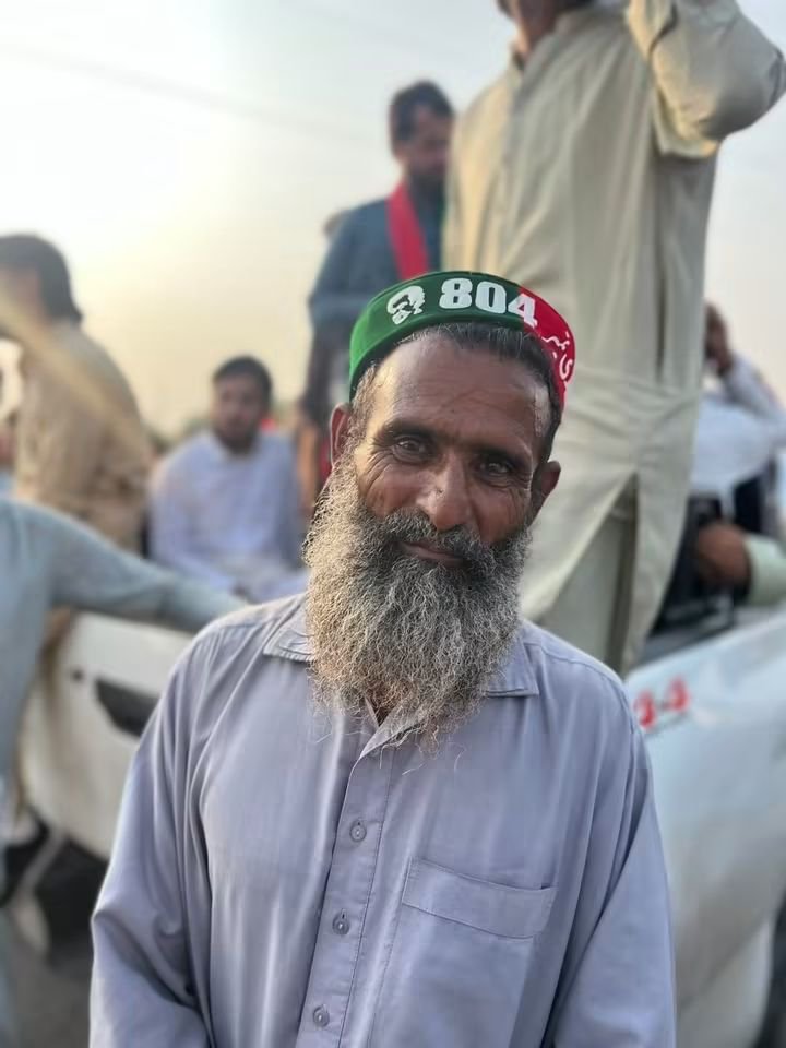 1aysh2's tweet photo. ایک امید ہے آنکھوں میں
اپنی آنے والی نسلوں کے روشن مستقبل کی امید
ایک جزبہ ہے 
وطن کے لیے، اپنے لیڈر عمران خان کے لیے ایک بار پھر قربانی دینے کا جزبہ۔
چار سال کی بدترین فسطائیت بھی لوگوں کے دل سے اپنے لیڈر کی محبت نہ نکال سکی۔
#عوامی_مزاحمت_کی_للکار https://t.co/eDe6FXQj23
