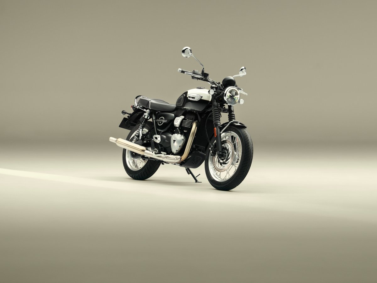 DevittInsurance's tweet photo. The iconic Bonneville name is getting a new addition 👀

The new Triumph T40 Bonneville 400 blends classic styling with modern technology in a more accessible package.

Would you have one in your garage?

🏍️👇 https://t.co/2HNS8BiqzX https://t.co/aau0A0xEXT