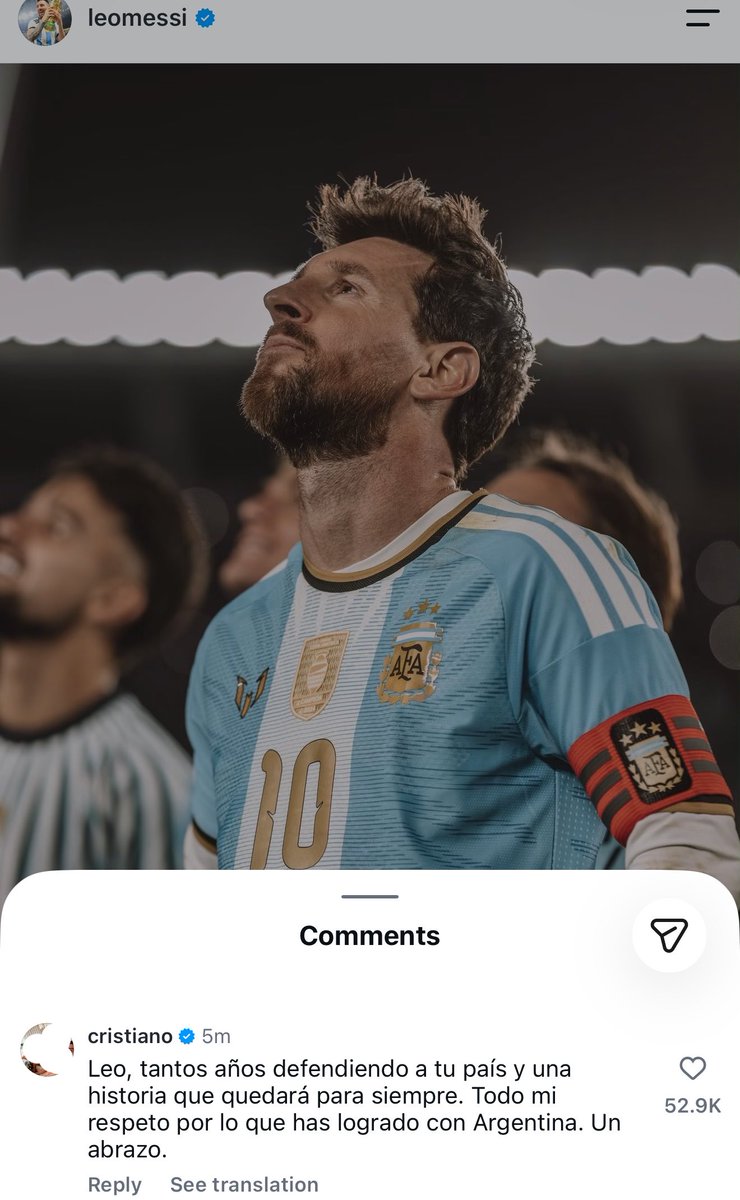 MousaQi's tweet photo. 🚨🚨🚨🚨🚨🚨🚨🚨 الاسطورة كريستيانو يضع لايك ويرد على بوست ميسي:

ليو، سنوات طويلة من الدفاع عن ألوان منتخب بلادك

وتاريخ سيبقى خالدًا إلى الأبد

كل الاحترام لما حققته مع الأرجنتين

عناق حار. https://t.co/3PWpJCULtC