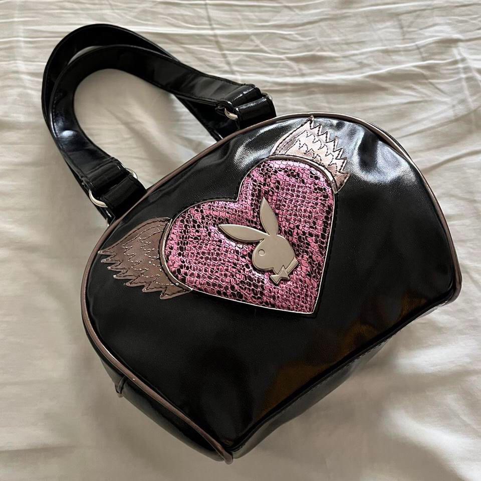 virtualh3arts's tweet photo. Playboy angel heart shoulder bag (2004) 𓆩💓𓆪 https://t.co/TfDcM0o8Ht