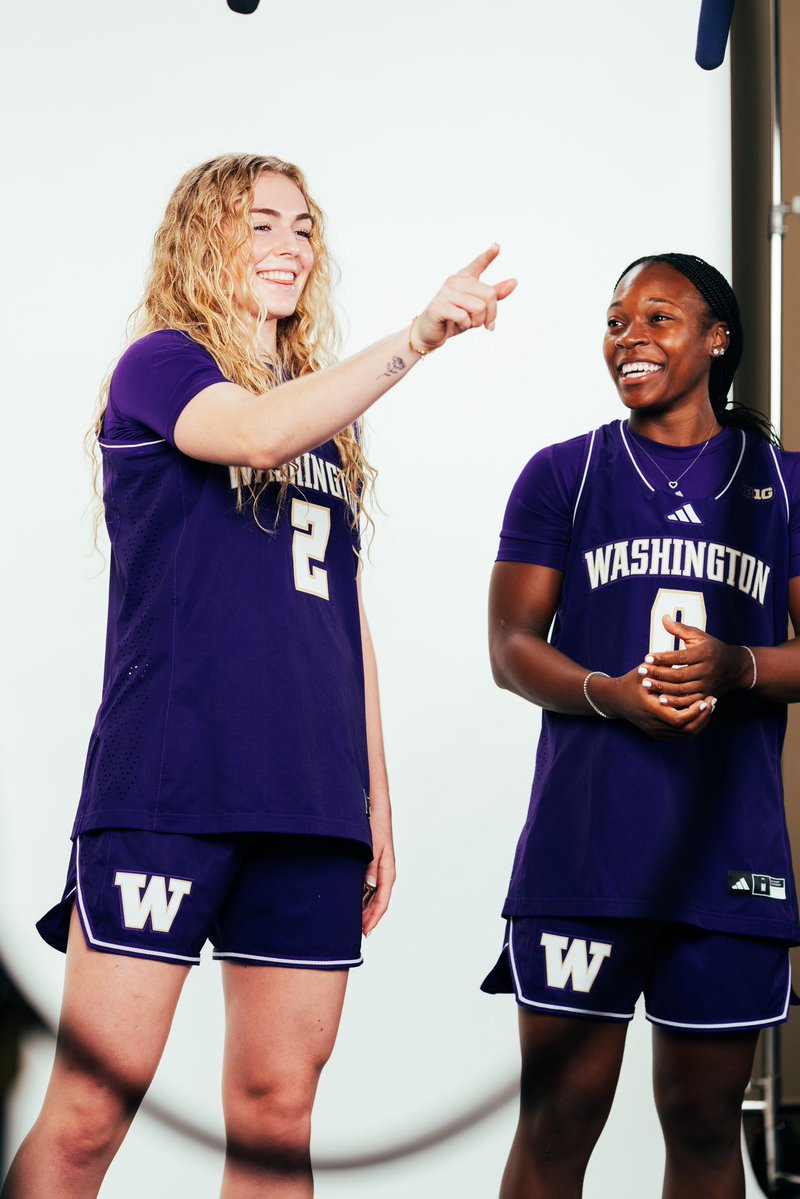 UW_WBB's tweet photo. Underway in Chicago! https://t.co/rTof1BN6uk