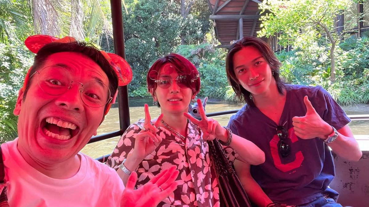 IkezakiRihitoFD's tweet photo. 【うえちゃんさん公式Instagram】

先日、INIの池﨑理人くんと髙塚大夢くんと東京ディズニーランドに行ってきました🏰✨️
池ちゃん、髙ちゃん、うえちゃんで朝からパークを大満喫🤩
隠れミッキークイズでは、2人ともよく見つけるΣ(ﾟﾛﾟ）
動物が大好きな髙ちゃんが、ランドに来ると必ず乗るというジャングルクルーズにも🚤🌿🦍🐘
動物を見つけるたびに目がキラキラしてました✨️
アメリカ河のほとりでは3人でのんびり時間も☺️
それにしても、2人のディズニー愛があふれる最高の時間でございました✨️
え～と...写真いっぱいだったので...
続く🙌🏻

🔗 https://t.co/en4neJq4Db

#INI @official__INI @uechan_uedano 
#池﨑理人 #IKEZAKIRIHITO #RIHITO
