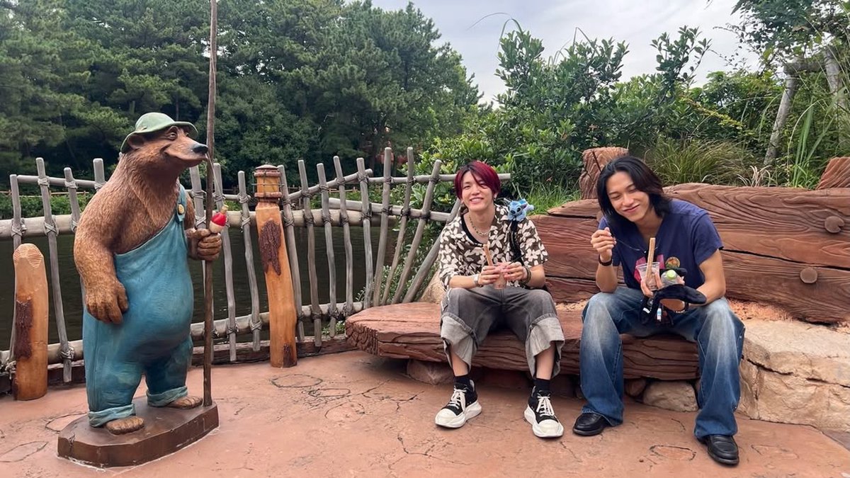 IkezakiRihitoFD's tweet photo. 【うえちゃんさん公式Instagram】

先日、INIの池﨑理人くんと髙塚大夢くんと東京ディズニーランドに行ってきました🏰✨️
池ちゃん、髙ちゃん、うえちゃんで朝からパークを大満喫🤩
隠れミッキークイズでは、2人ともよく見つけるΣ(ﾟﾛﾟ）
動物が大好きな髙ちゃんが、ランドに来ると必ず乗るというジャングルクルーズにも🚤🌿🦍🐘
動物を見つけるたびに目がキラキラしてました✨️
アメリカ河のほとりでは3人でのんびり時間も☺️
それにしても、2人のディズニー愛があふれる最高の時間でございました✨️
え～と...写真いっぱいだったので...
続く🙌🏻

🔗 https://t.co/en4neJq4Db

#INI @official__INI @uechan_uedano 
#池﨑理人 #IKEZAKIRIHITO #RIHITO