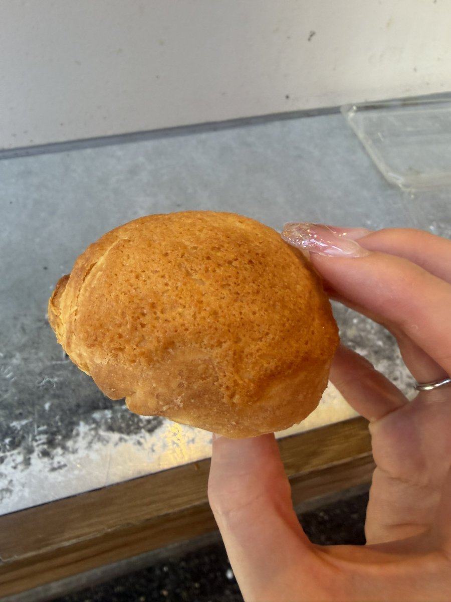 aykayk1024's tweet photo. 食べ歩き最高だった✌️
焼豚メロンパン、焼き小籠包、エッグタルト https://t.co/76o2ur8V5V