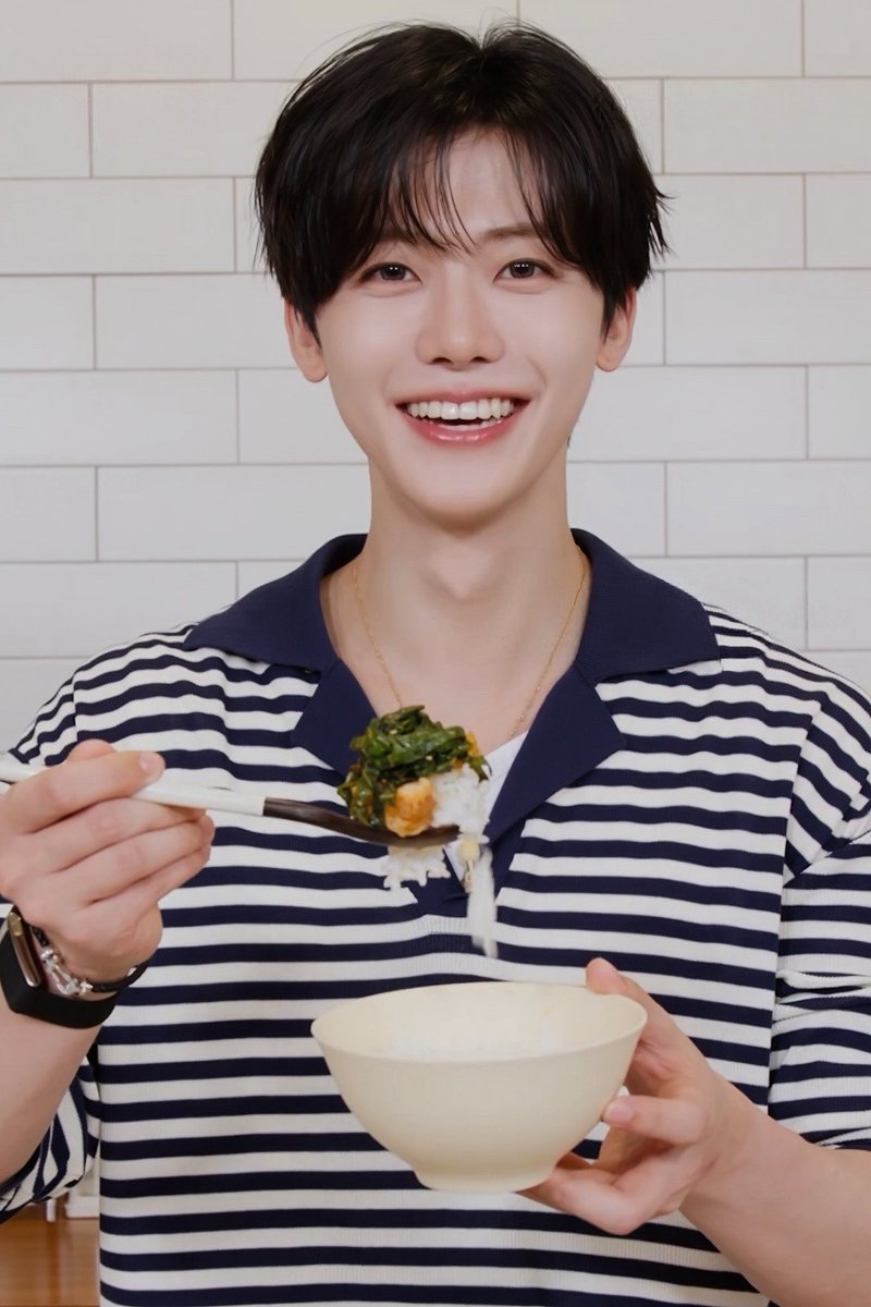 asjaemine's tweet photo. chef jaemin looking so pretty 🤧 https://t.co/cvKO21nyEj