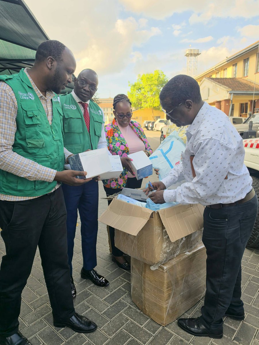AfricaCDC's tweet photo. Africa CDC Boosts Kenya’s Ebola Response with Critical Laboratory Supplies

Today, Africa CDC strengthened Kenya’s Ebola response with the handover of *400 Ebola detection tests, 500 extraction kits, laboratory consumables and protective coveralls.*

Dr Lul Pout Riek, Africa CDC Special Regional Representative for the Eastern Africa RCC, handed over the supplies on behalf of Director General H.E. Dr Jean Kaseya to Esther Sigilai, Director of National Laboratory Services and Biosecurity at KNPHI.

The support will strengthen rapid testing and laboratory readiness.