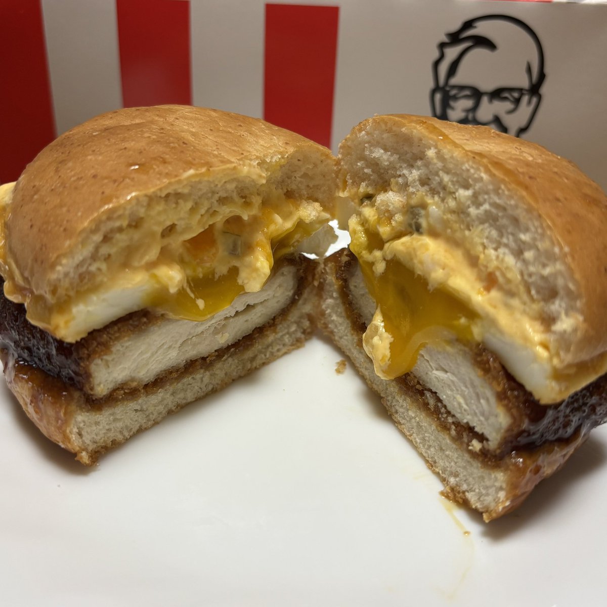 seasalt__ice's tweet photo. こんな時間に月見バーガーの話するけど私的に今年の月見𝐍𝐨. 𝟏は断トツでケンタの月見和カツだった🫵🏻フィレじゃなくて“和カツ”の方ね🫵🏻
見てこの芸術的な断面… https://t.co/l6MCWKghFA