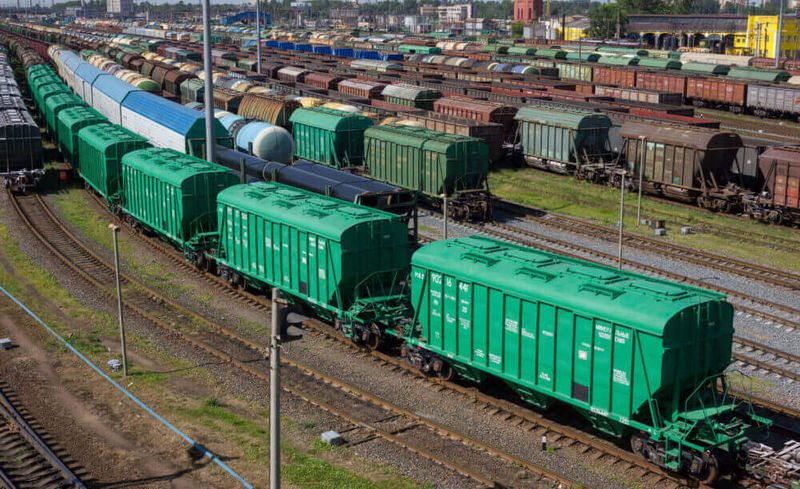 3zppyj's tweet photo. Українська залізниця — це не просто транспорт 🚆🇺🇦 Вона тримає важливу частину вантажного руху та з’єднує Україну з європейським простором. https://t.co/js0bRj74eB