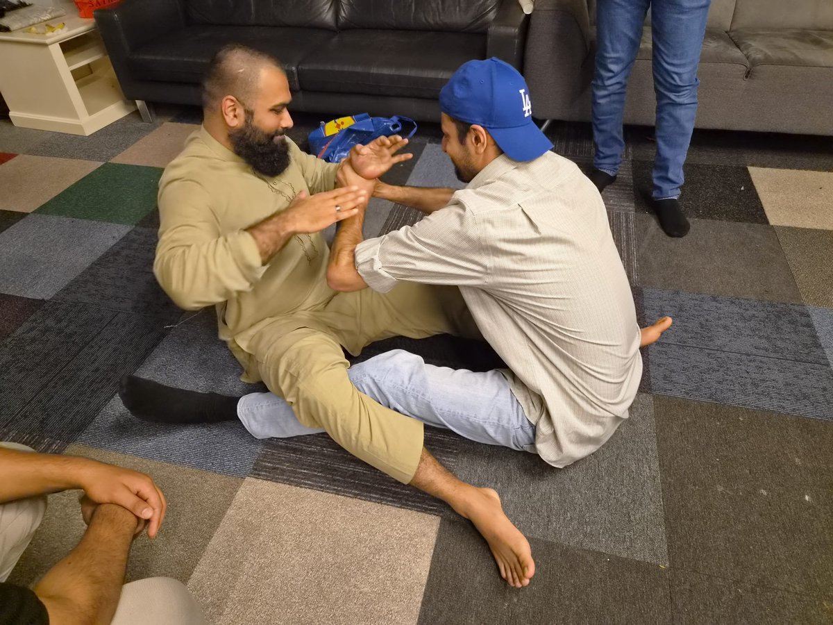 RotterdamAMJO's tweet photo. Tijd voor actie!  Spannende competities armpje drukken en pols-lostrekken met zowel de Khuddam als de Atfal. 🏆 #Sport #Khuddam #Atfal #MKARotterdam https://t.co/0h5yodcHIY