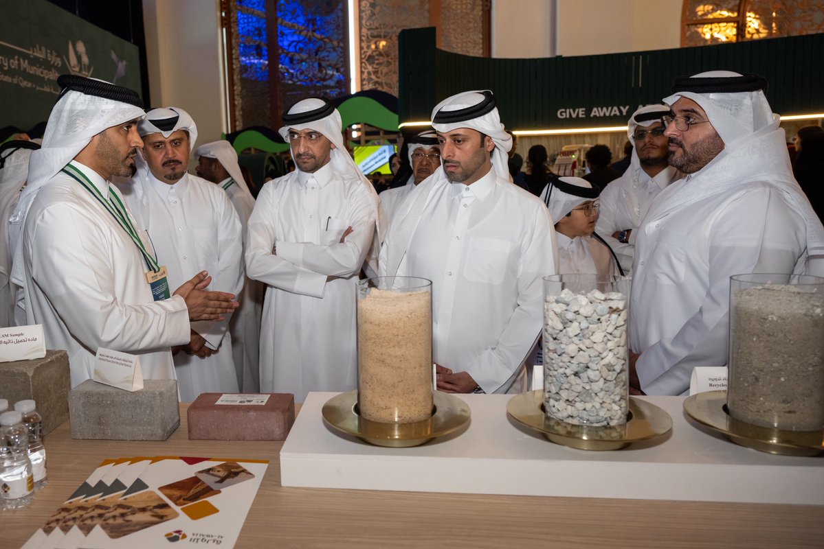 awaliaqa's tweet photo. 🇶🇦♻️
تشرّفنا بزيارة سعادة المهندس عبدالله بن حمد العطية، وزير البلدية، وسعادة السيد إبراهيم بن علي المهندي، وزير العدل ووزير الدولة لشؤون مجلس الوزراء، وسعادة السيد علي العلي، وكيل وزارة البلدية، وسعادة السيد محمد عبدالعزيز المير، رئيس هئية الأشغال العامة، إلى جناح «الأولية» https://t.co/Jjez2wgiyT