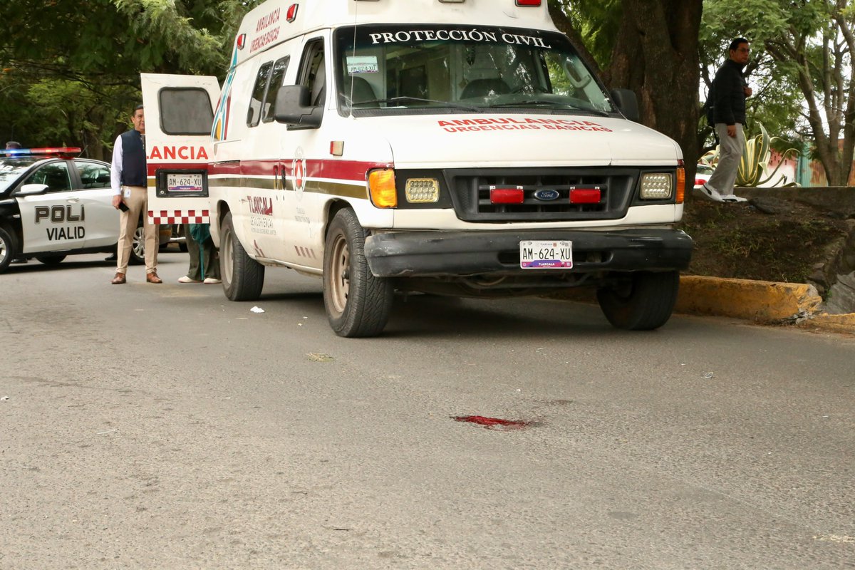 plataforma3mx's tweet photo. 🚨 Una unidad de transporte público atropelló a un hombre frente a Amatech, en Acuitlapilco, sobre la carretera Puebla-Tlaxcala. Paramédicos atendieron al lesionado y autoridades esperan poner al conductor a disposición. https://t.co/P6NVCAf3B6