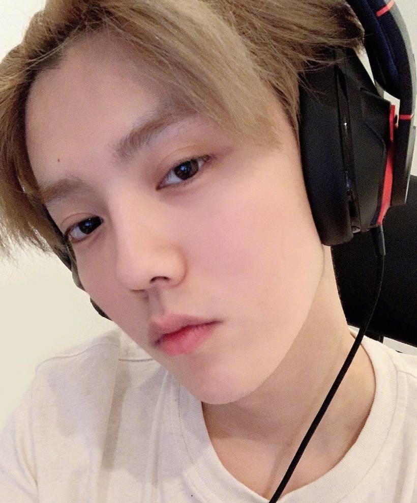 lu01042012's tweet photo. just a reminder that luhan selfie supremacy is absolute. https://t.co/jeVim7dJKn