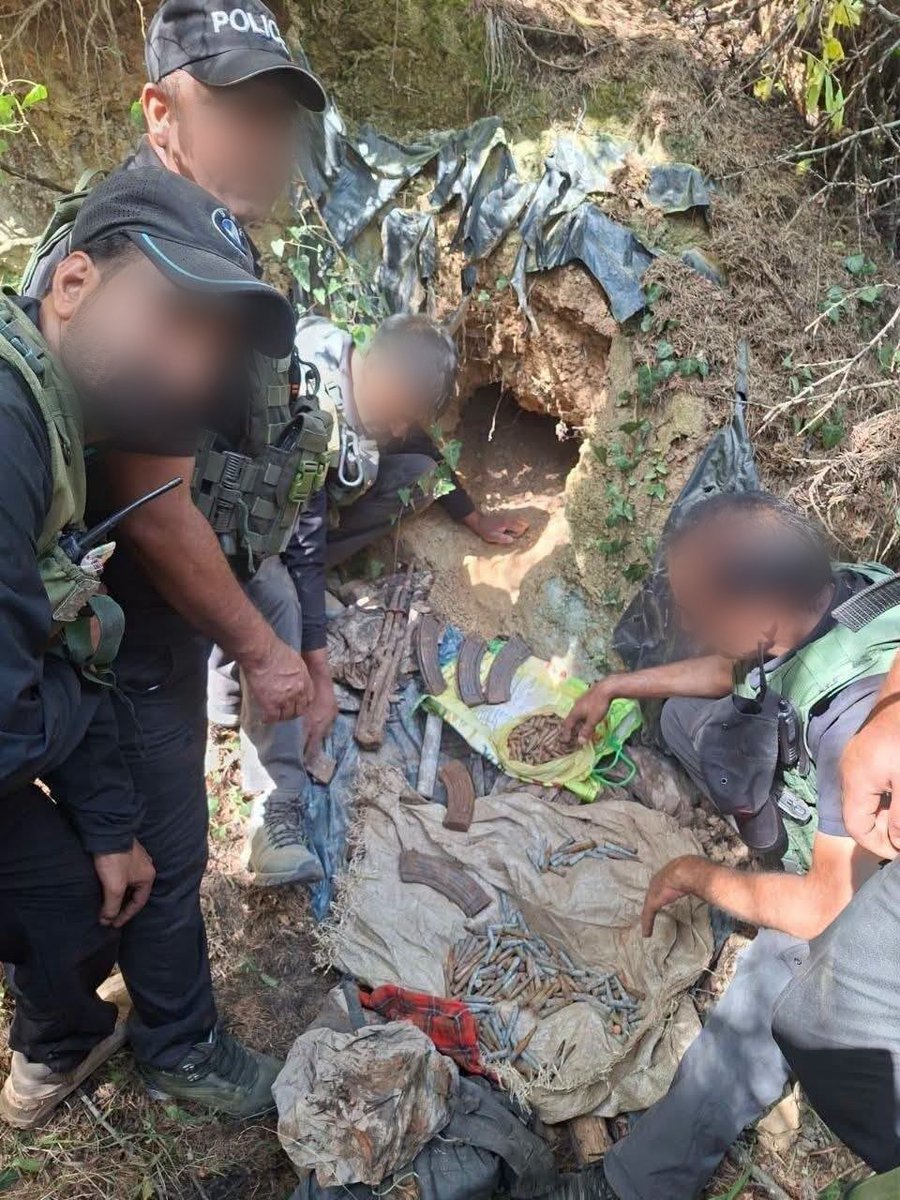 LalChowkJournal's tweet photo. #BreakingNews : Security forces recovered an AK-47 rifle, 3 grenades, 857 AK rounds, 192 PIKA rounds, 8 AK magazines, a silencer and 83 pistol rounds from an old hideout in Nagda Nar forest, #Handwara. FIR registered.
Further investigation underway. https://t.co/18RnLm1zFW