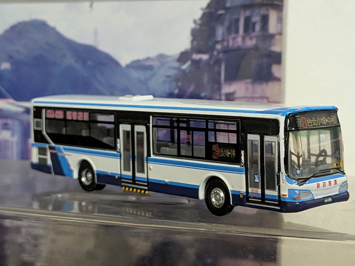 kakopal_busfan's tweet photo. @HINO_MKANTO 台湾で買ってきた、日野ノンステップバス　HS8JRVL-UTFのミニカーです😊
左が新店客運、右が台北客運です🚌#日野ミニカー部　#台湾　#新店客運　#台北客運　#國瑞　#HS8 https://t.co/ta0BWNuTJA