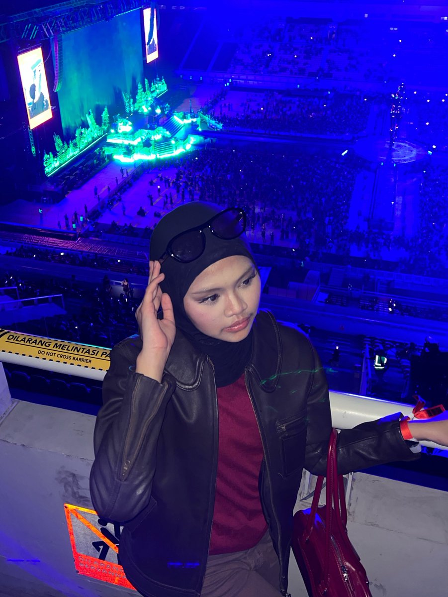 belleiyz's tweet photo. BOY TAKE ME BAAACK CAUSE I WANNA STAY #couple #kacamata #coty #concertdate #okay https://t.co/wP0qNvde3u