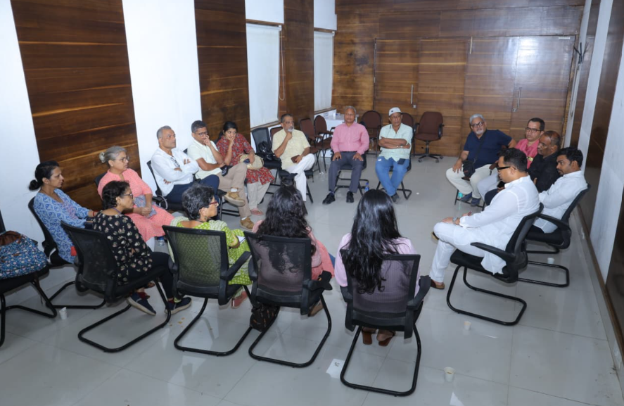 INCRojgar's tweet photo. प्रदेश कॉंग्रेसचा रोजगार आणि स्वयंरोजगार विभाग कसून काम करत आहे. या विभागातर्फे टिळक भवन, 
कॉंग्रेस पक्षाचं प्रदेश कार्यालय इथे शुक्रवार,
९ ऑक्टोबरला रोजगार मेळा आयोजित केला आहे
 या मेळाव्याच्या तयारीसाठीची बैठक आज टिळक भवनात उत्साहाने पार पडली.
@sirivellaprasad  @INCHarshsapkal https://t.co/0rAoV1u47e