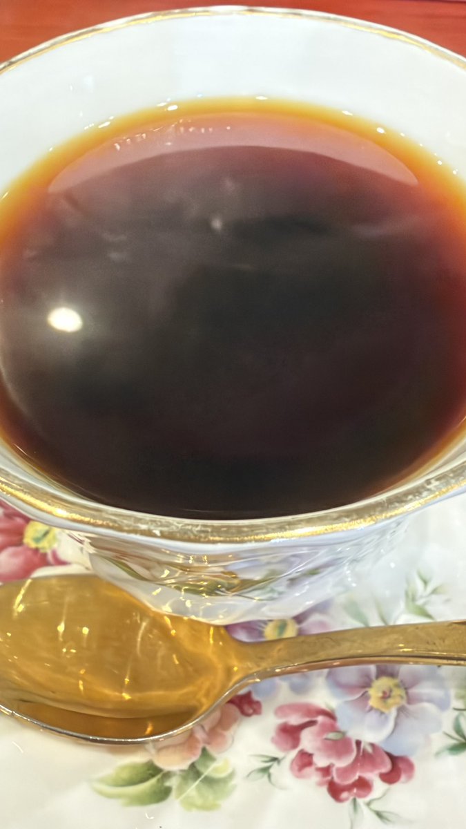 1000joy's tweet photo. 何度も前を通っていた天神橋筋商店街の「アングル」を初訪問。モカ・マタリ600円。豊かな香りと深い味わいに大満足。木製のサイフォン台や花柄のカップに昭和の温かみ。こういう出会いがあるから街歩きは楽しい。
#アングル #天神橋筋商店街 #喫茶店巡り https://t.co/8GlUu6ViqP