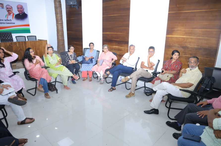 INCRojgar's tweet photo. प्रदेश कॉंग्रेसचा रोजगार आणि स्वयंरोजगार विभाग कसून काम करत आहे. या विभागातर्फे टिळक भवन, 
कॉंग्रेस पक्षाचं प्रदेश कार्यालय इथे शुक्रवार,
९ ऑक्टोबरला रोजगार मेळा आयोजित केला आहे
 या मेळाव्याच्या तयारीसाठीची बैठक आज टिळक भवनात उत्साहाने पार पडली.
@sirivellaprasad  @INCHarshsapkal https://t.co/0rAoV1u47e