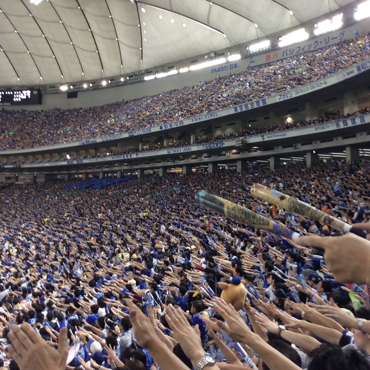 kirimaidance's tweet photo. 10年前の今日はベイスターズが初めてCS進出を決めて東京ドームで試合を行った日です。あの時の東京ドームのベイファンの熱気は凄まじかった。私の応援してきた中で一番凄みがあった。内野まで熱唱していたから。
あれから10年か。 https://t.co/4dv8r2yLNk