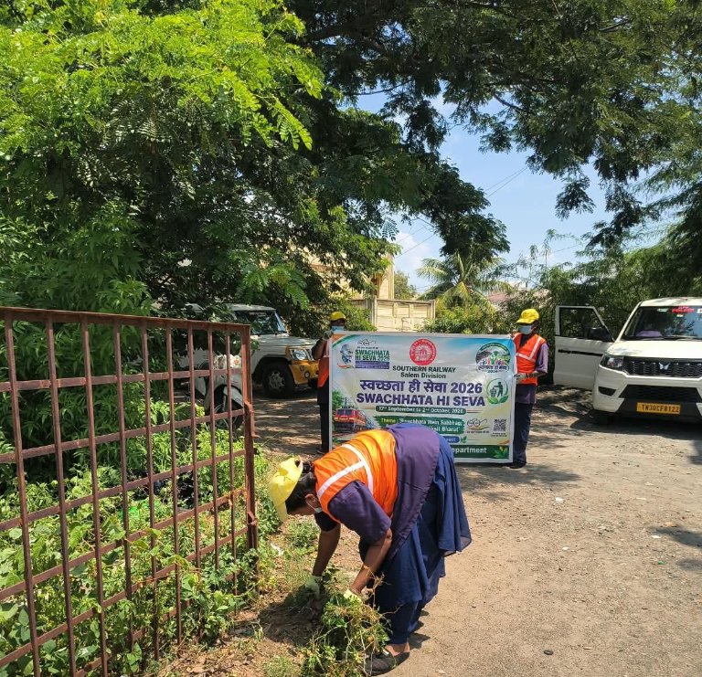 SalemDRM's tweet photo. Plastic-Free Colonies, Waste-Free Tracks! 🌱🚆

Day 4 | Swachhata Pakhwada 2026 - Salem DivisionCleaning drive at Erode Railway Colony (Theme: Removal of Scattered Plastic and Waste) &amp; Trackside &amp; Legacy Waste Cleaning Drive at Salem Railway station

#SwachhataPakhwada https://t.co/8q0ze7M8Kt