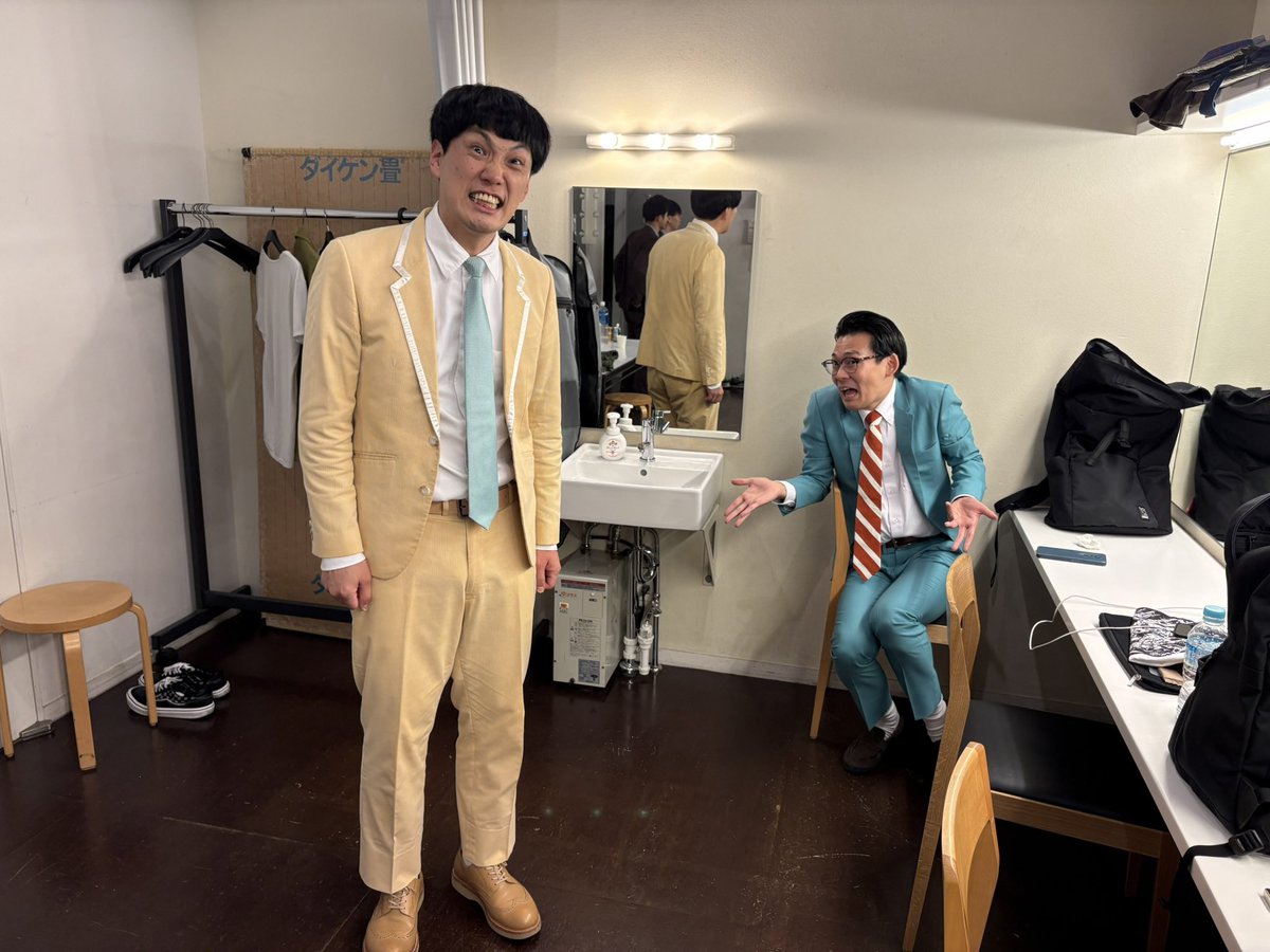 Yarlens_Dei's tweet photo. 『漫才王者王様』という楢原軍団の高速ぷりんがやっているライブに出ました。3分。

フランツの衣装がとても良かった☺️

今年も３組の会が始まったり、本籍地・富山の雑誌取材も受けましたので掲載をお楽しみに！ https://t.co/yJgSFJED37
