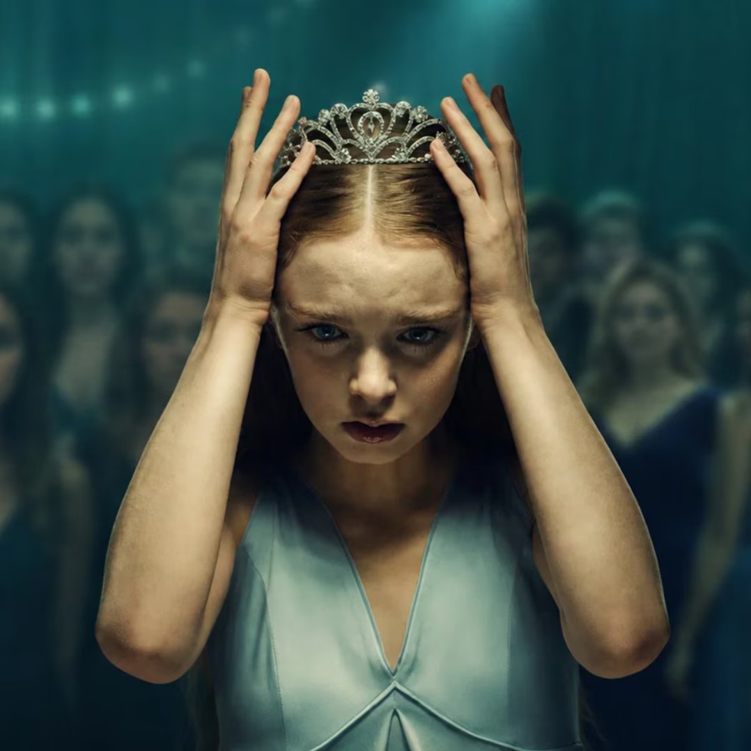 tracklist's tweet photo. A série "Carrie: A Estranha", de Mike Flanagan, chegou hoje (7) ao catálogo da Prime Video. 🔥 https://t.co/koi0Ooq3HP