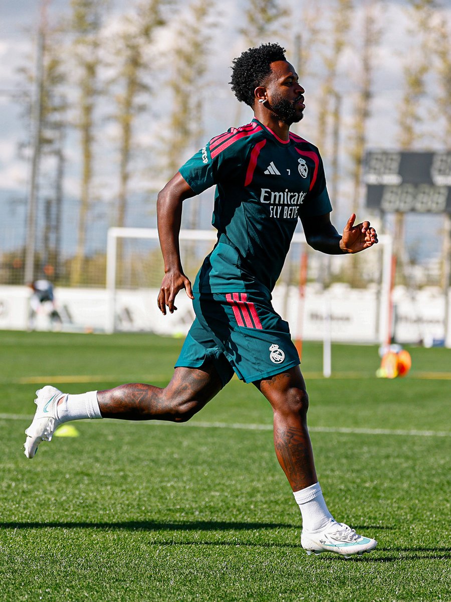 realmadrid's tweet photo. 🏃‍🏃‍🏃‍ https://t.co/QqKC1xZj0r
