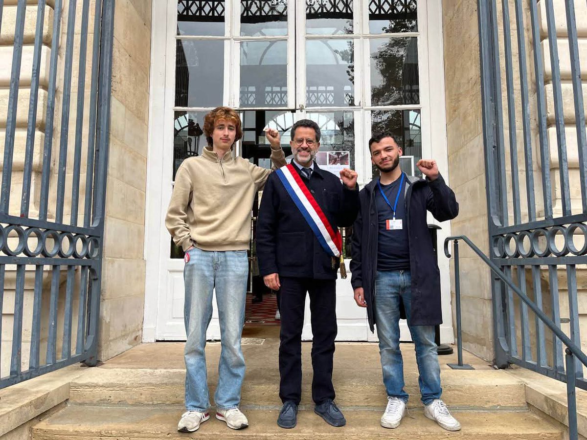 gabrielamard's tweet photo. Heureux d’accueillir au Sénat Ryad Rani, président de l’@USLsyndicat , et Marius Mesnil, co-secrétaire général.

Ils sont venus présenter leurs revendications, notamment :
• du personnel enseignant, de santé et d’accompagnement
• repenser les rythmes scolaires et universitaires
• la fin de Parcoursup et Mon master

Ils ont aussi vivement critiqué le rapport de la sénatrice Laurence Garnier qui veut mettre fin au droit d’accès aux études supérieures pour tous les bacheliers et augmenter les frais d’inscription à l’université, des mesures totalement déconnectées de la réalité des lycéen·nes et des étudiant·es

Retrouver toutes leurs revendications👇
https://t.co/IegPxglZt0