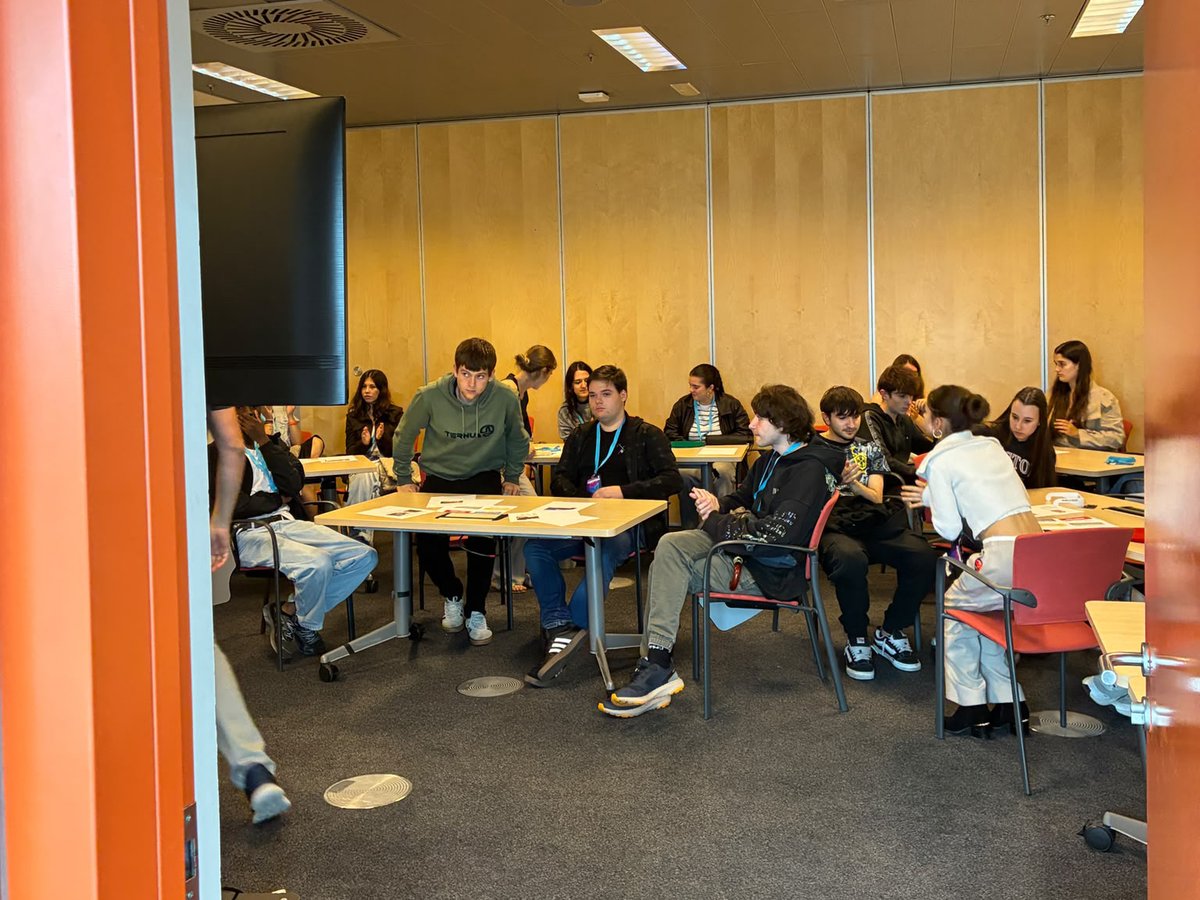 CFSomorrostro's tweet photo. 🚀Estudiantes de #FP de Química y Salud Ambiental (QSA3), Sistemas de Telecomunicaciones (STI3) y Mecatrónica Industrial (MI3) en el encuentro #Ikasenpresa2026 en el @BEC_Bilbao

Una jornada para compartir, aprender y desarrollar la competencia emprendedora.

@i_Tlent @HETELFP https://t.co/JdLVRwkeij