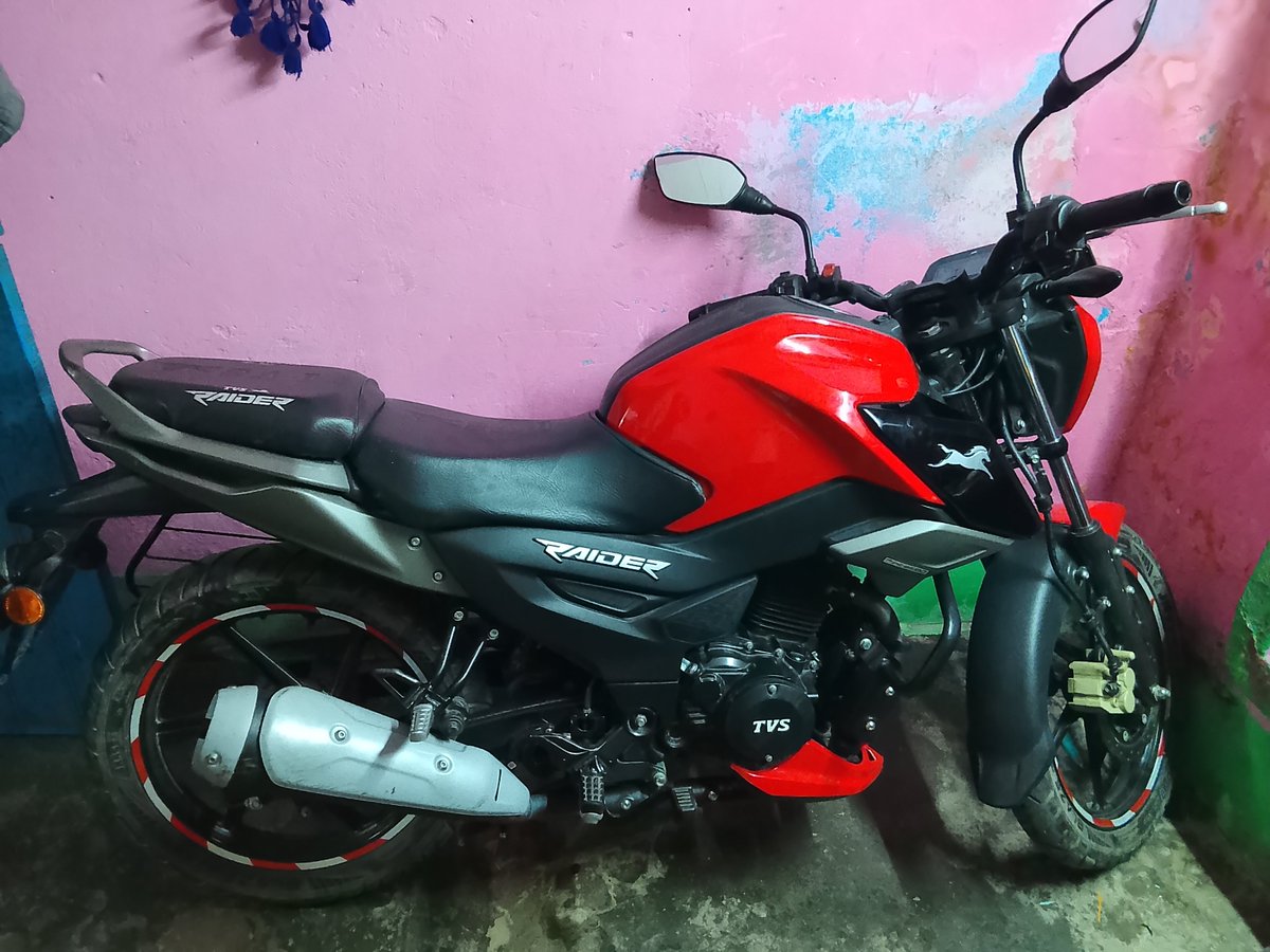 SkSabir96085's tweet photo. ये TVS Raider 125 मोटरसाइकिल है हो अपनी शानदार लुक के लिए जानी जाती है इसमें बेहतरीन माइलेज पावरफुल इंजन डिजिटल क्लस्टर और आरामदायक राइडिंग अनुभाव मिलता है जो लोग इसे बहुत पसंद कर रहे है https://t.co/mkkYUuRETH