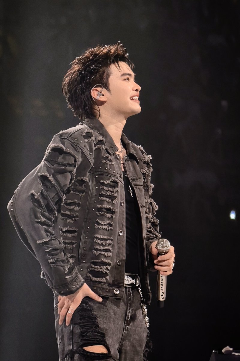khwanchanok_A's tweet photo. #THEMOMENT_ARENAENCORE
ขอบคุณนะนนท์ที่จัดคอนเสิร์ตดีๆ ให้ทุกปีเลย  🥹🤍

ถึงนนท์จะเคยพูดบ่อยๆ ว่ามันยากและแลกกับสุขภาพของนนท์เอง แต่ก็ยังทำให้เพราะรู้ว่ามีคนรออยู่ รอที่จะมาเจอกัน มาชาร์จแบต มาฮีลใจ มาตักตวงความสุขไว้ใช้ในวันที่ชีวิตต้องผ่านเรื่องยากๆ

บางคนพูดว่าจัดคอนก็ได้เงินไง เราว่าใช้คำนี้ไม่ได้กับนนท์และค่ายเลิฟอีส ดูจากการจัดการที่ให้ความสำคัญกับ “ผู้คน” มากกว่า “ผลกำไร” ซะอีก

  • แจกข้าวแจกน้ำ จริงๆ ไม่ต้องทำก็ได้แต่ก็ทำให้ แล้วไม่ใช่ไก่กา ร้านดังร้านอร่อยทั้งนั้น แถมแพคเกจจิ้งยังเป็นรูปนนท์อีก อาจจะดูเหมือนเรื่องเล็กน้อย แต่สำหรับติ่งอย่างเรา เรื่องแบบนี้มันอุ๊งอิ๊งในใจมากเลย
  • ยกพื้นที่นั่งโซนกราวน์ให้ เพราะลองมานั่งดูแล้วรู้สึกว่าเวทีสูงห่างจากระดับที่นั่งเกินไป กลัวจะมองไม่ถนัด ซึ่งจริงๆ จะปล่อยไปก็ยังได้
  • ลงทุนกับระบบเสียง จ้างนักวิชาการมาสำรวจแต่ละโซนในฮอลล์ เพราะอยากให้ทุกที่นั่งได้รับ ปสก ที่ดีในการรับชมอย่างทั่วถึง
  • ใช้เกสต์เปลืองมาก แล้วค่าตัวแต่ละคนไม่ใช่เล่นเลย

ขอชมนนท์ด้วยที่เลือกทำเวที 360° ถึงแม้ว่านนท์จะต้องโชว์ไปหมุนตัวไปตลอดโชว์กว่า 4 ชม. มันแปลกใหม่มาก บวกกับ lighting กับ effect ที่คิดมาอย่างดี ทำให้คอนนี้น่าจะอยู่ในใจใครหลายๆ คนเลยล่ะ (เราด้วย) ขอบคุณสำหรับทุกเพลงที่ collab ทุกเพลงที่ตั้งใจเรียบเรียงดนตรีใหม่ๆ มาให้เราได้ฟังแล้วได้แต่ว้าวในใจ เก่งมากๆ ภูมิใจมากๆ เลย

สุดท้ายนี้เราไม่เคยไปราชมังเลย และไม่เคยคิดที่จะไปด้วย แต่ถ้านนท์อยากไปลองดู ก็พร้อมจะไปลองกับนนท์นะ See ya !