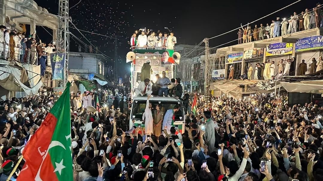 Baloch1682's tweet photo. بالقسط لانگ مارچ — چوتھا دن!

وزیراعلیٰ خیبرپختونخوا محمد سہیل آفریدی کی قیادت میں لانگ مارچ کا عظیم قافلہ ضلع خیبر کے باڑہ بازار پہنچ گیا، جہاں قافلے کا شاندار اور پُرجوش استقبال کیا جا رہا ہے۔

عوام اور کارکنان بڑی تعداد میں قافلے کے ہمراہ شریک ہیں، جبکہ وزیراعلیٰ کے ساتھ  صوبائی وزیر شفیع جان، ارکان قومی اسمبلی اقبال آفریدی، شاہد خٹک، ایم پی اے غنی آفریدی اور دیگر پارٹی رہنما بھی کنٹینر پر موجود ہیں۔