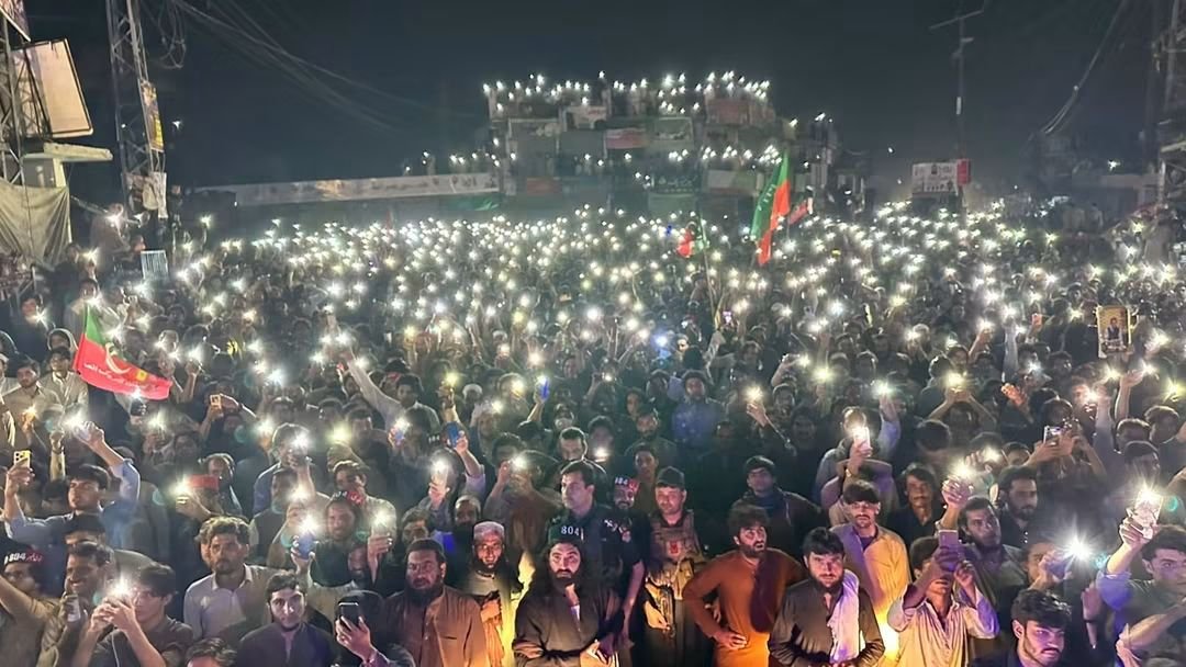 Baloch1682's tweet photo. بالقسط لانگ مارچ — چوتھا دن!

وزیراعلیٰ خیبرپختونخوا محمد سہیل آفریدی کی قیادت میں لانگ مارچ کا عظیم قافلہ ضلع خیبر کے باڑہ بازار پہنچ گیا، جہاں قافلے کا شاندار اور پُرجوش استقبال کیا جا رہا ہے۔

عوام اور کارکنان بڑی تعداد میں قافلے کے ہمراہ شریک ہیں، جبکہ وزیراعلیٰ کے ساتھ  صوبائی وزیر شفیع جان، ارکان قومی اسمبلی اقبال آفریدی، شاہد خٹک، ایم پی اے غنی آفریدی اور دیگر پارٹی رہنما بھی کنٹینر پر موجود ہیں۔