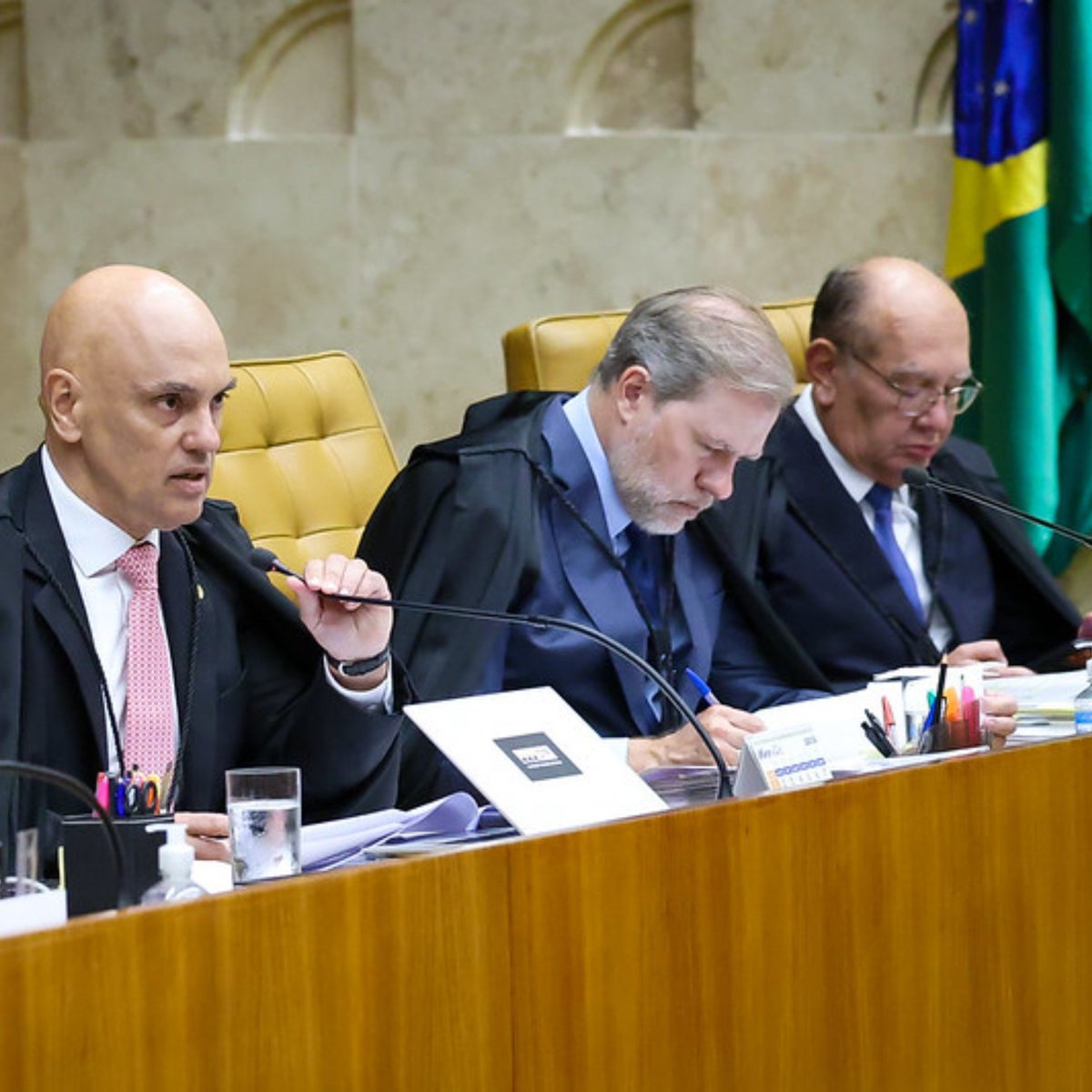 mspbra's tweet photo. 🚨 Lula quer mudar quem escolhe os ministros do STF

Segundo Edinho Silva, Lula considera tirar do presidente da República o poder de indicar ministros do STF e dar mais peso à sociedade civil. https://t.co/hSefQ3aJCh