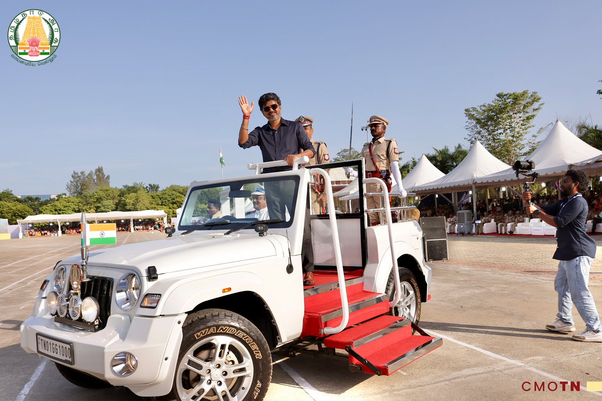 CMOTamilnadu's tweet photo. தமிழ்நாடு காவல் உயர் பயிற்சியகத்தில் நடைபெற்ற பயிற்சி காவல் துணைக் கண்காணிப்பாளர்களுக்கான 14-வது குழுப் பயிற்சி நிறைவு அணிவகுப்பு விழா 
மாண்புமிகு தமிழ்நாடு முதலமைச்சர் திரு.ச.ஜோசப் விஜய் அவர்கள் பயிற்சியில் சிறந்து விளங்கியவர்களுக்குக் கோப்பைகள் மற்றும் பதக்கங்களை வழங்கிச் சிறப்பித்தார்.

#CMJosephVijay‌