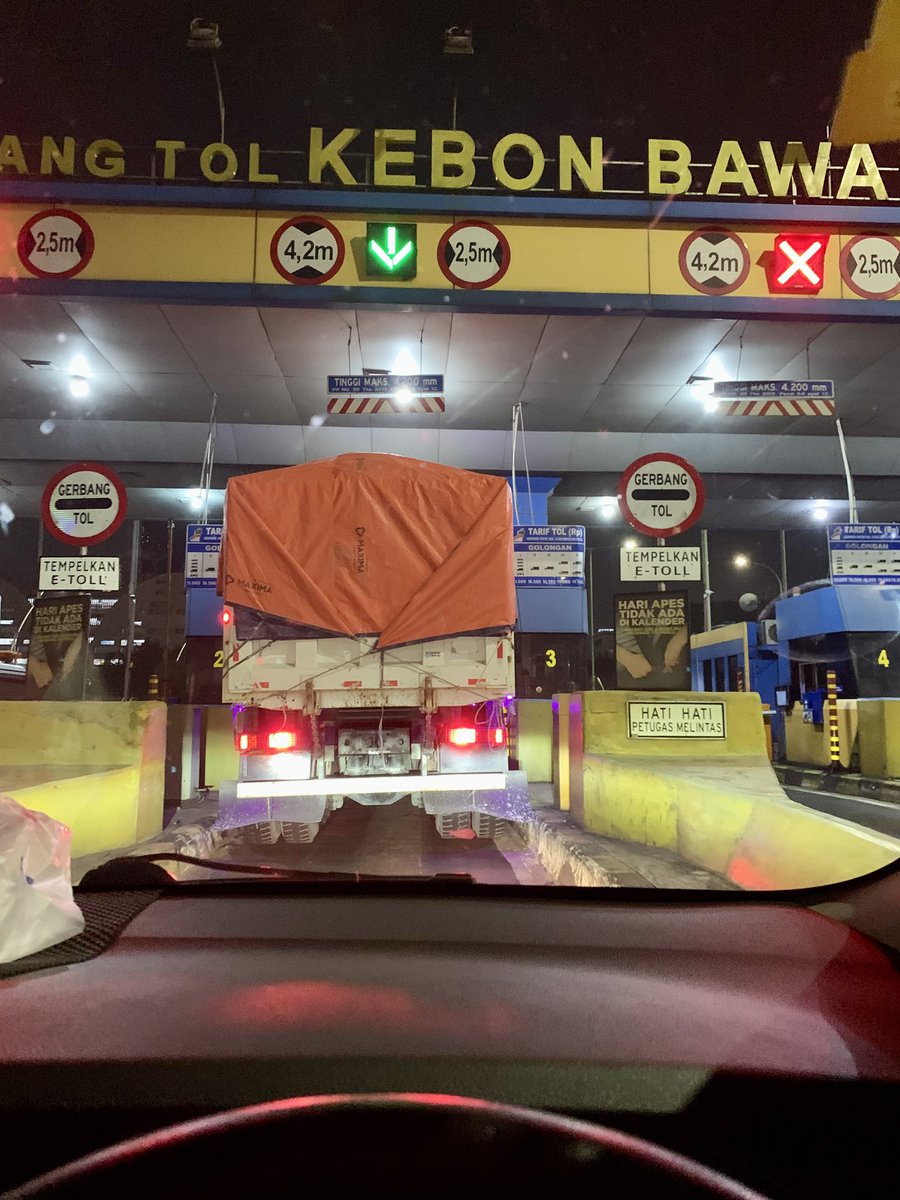 Pierdaily's tweet photo. Baru pulang kerja, mandi trus pergi lagi. Strong sekali diriku ini https://t.co/e66MrftkjS