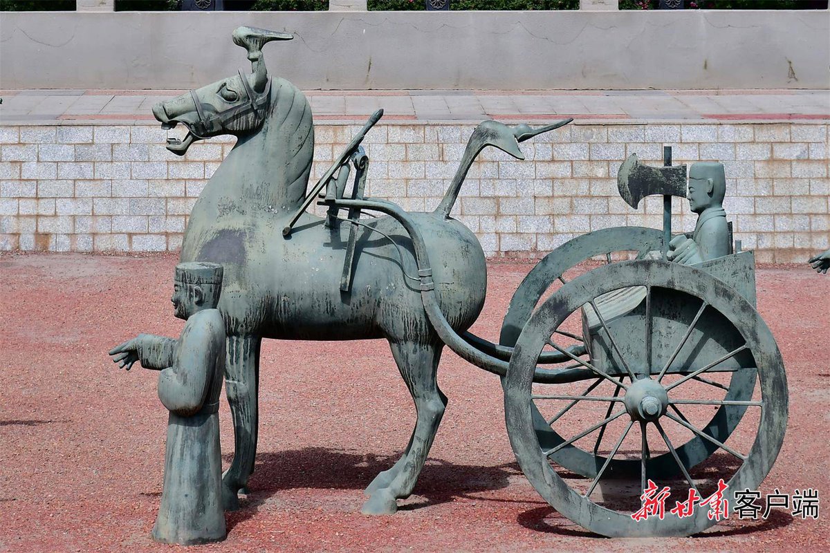 JulianaWylpa's tweet photo. [Las calles tranquilas del pueblo tienen una mercancía rara: un caballo fuerte que no camina, un piloto experto, un par de herramientas que no se usan, y un pequeo juguete de cerámica. El lugar extrao atrae a curiosos.]， https://t.co/eE0bRM7mUE