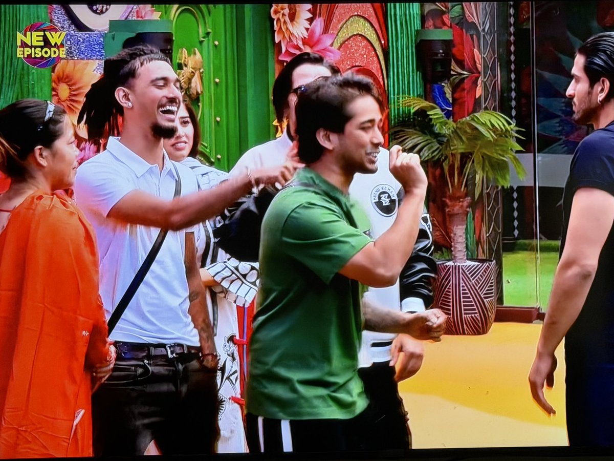 ItsPriyaVatsh's tweet photo. I loved #ScoutOP and #YungDSA 😂😭
Haste-haste le li joker ki! 🤣🤣😂😅

#BiggBoss20 https://t.co/7ak6qmOgmp