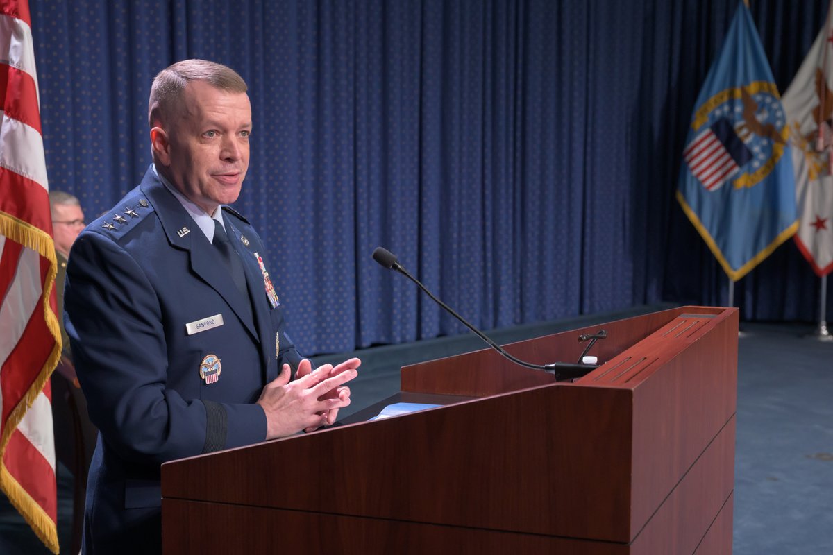 DLAMIL's tweet photo. More moments from DLA’s #ChangeofResponsibility ceremony. 📸

Last week, LTG Mark Simerly passed the role of DLA director to Lt Gen David Sanford during the agency’s change of responsibility ceremony, marking Sanford’s official start as DLA’s 22nd director.

Read about the ceremony, or watch the video here: https://t.co/qposfxNLKh