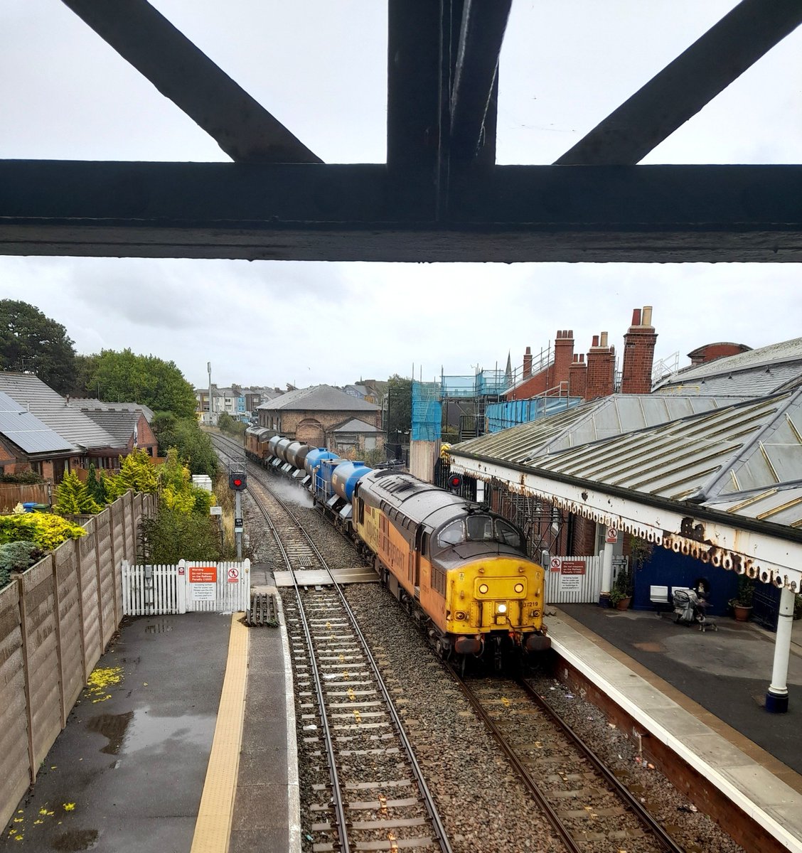 wallygridboy's tweet photo. #classictraction 37219 arrives at Rainy Bridlington on 3J51. https://t.co/RnWvKuC5jz